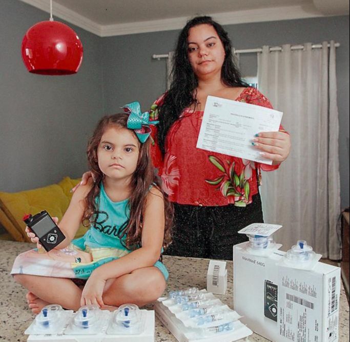 Suziani com a filha Yasmin, que é diabética: sufoco para ter o kit completo (Foto: Beto Morais/ AT)