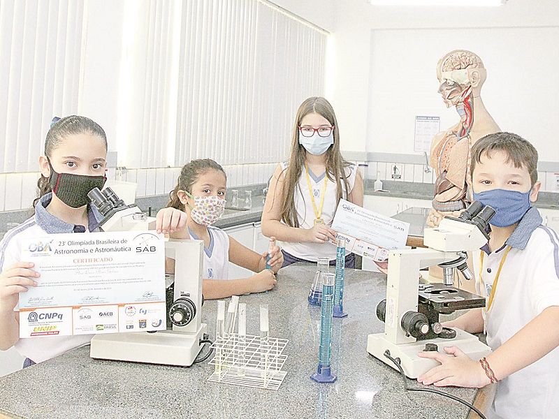 Ana Luisa Flores, Angela Sedlmaier, Fiorella Sulti e Joaquim Furtado estão animados para participarem da maior olimpíada científica do País (Foto: Kadidja Fernandes/ AT)