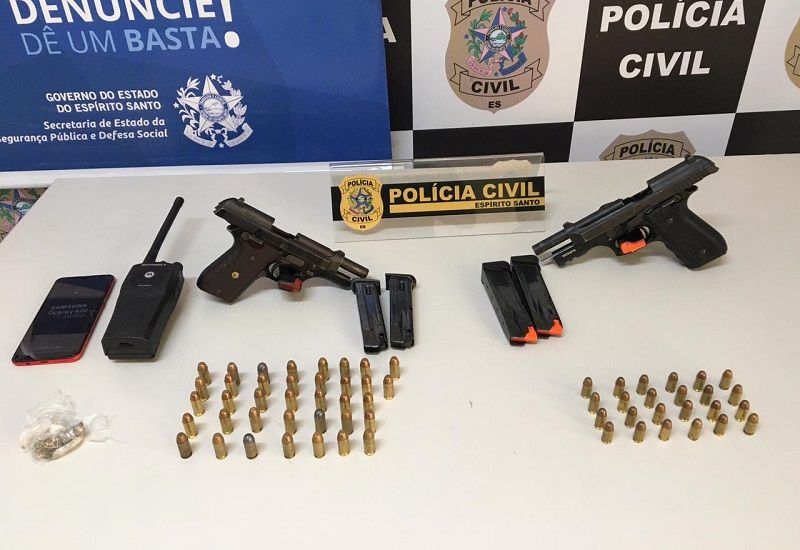 A polícia encontrou 1 pistola .380, 1 pistola pt 100, 3 buchas de maconha 1 rádio comunicador, 24 munições .380, 37 munições .40 e 6 carregadores (Foto: Divulgação)