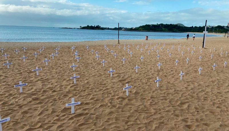 Cruzes foram colocadas na Praia de Camburi (Foto: Divulgação / Assessoria)