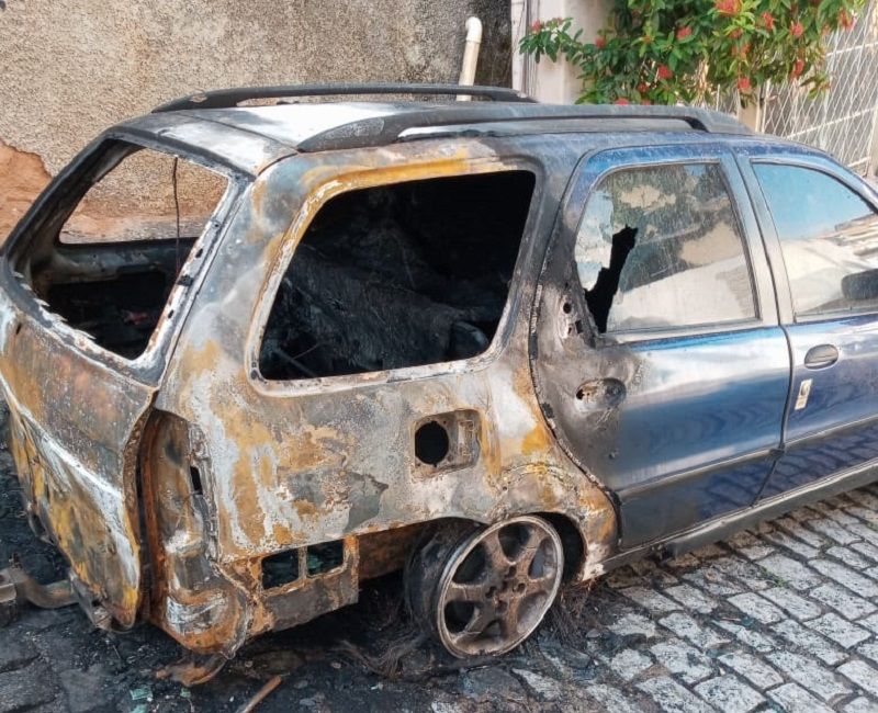 Os dois veículos que estavam estacionados na rua quando foram incendiados durante a madrugada (Foto: Divulgação)