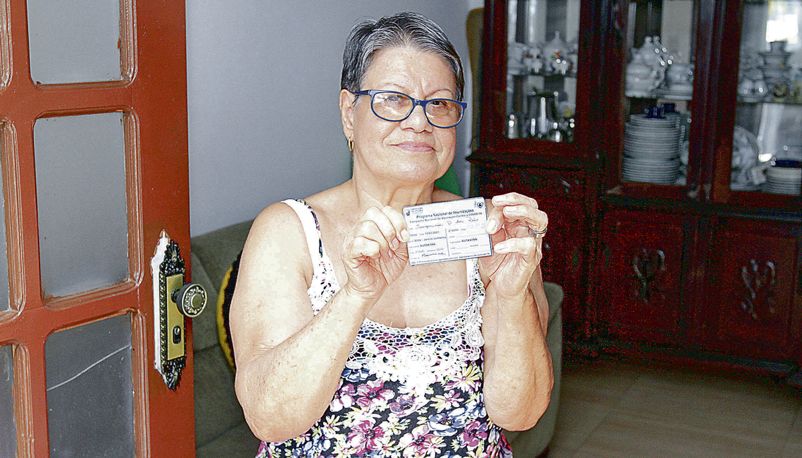 Dona de casa, Joaquina Dias vai tomar a segunda dose da vacina contra a Covid e, 14 dias depois, a da gripe (Foto: Leone Iglesias / AT)