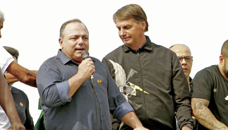 Pazuello ao lado de Bolsonaro durante ato no Rio, que reuniu milhares de apoiadores do governo (Foto: Onofre Veras / Photopress / Agência Estado)