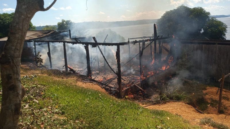 Uma turba de garimpeiros atacou a tiros e com fogo a aldeia da líder munduruku Maria Leusa (Foto: Divulgação/ Twitter)