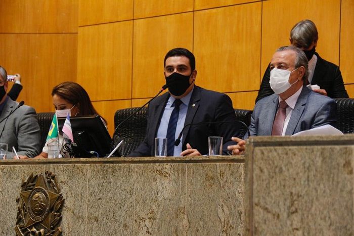 Janete com Erick Musso na Mesa Diretora, em sessão na qual municípios pediram ajuda para evitar fim de fóruns (Foto: Leonardo Duarte / Ales)