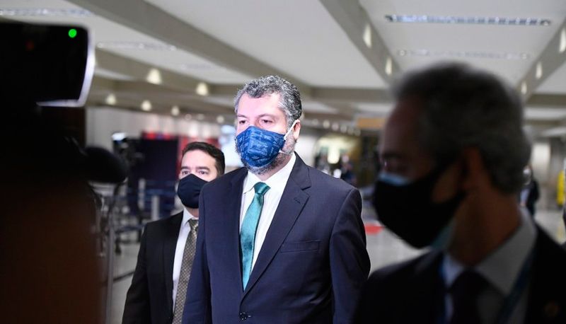 Ex-ministro Ernesto Araújo chega ao Senado para depor na CPI (Foto: Agência Senado)