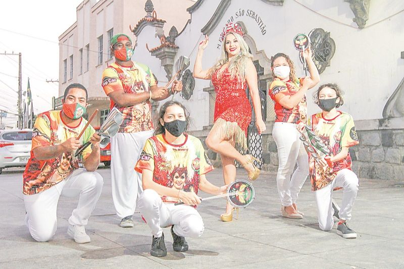 A rainha de bateria da Unidos de Jucutuquara, Schyrley Moura, com ritmistas da escola, está animada para o retorno à avenida. (Foto: Leone Iglesias/AT)