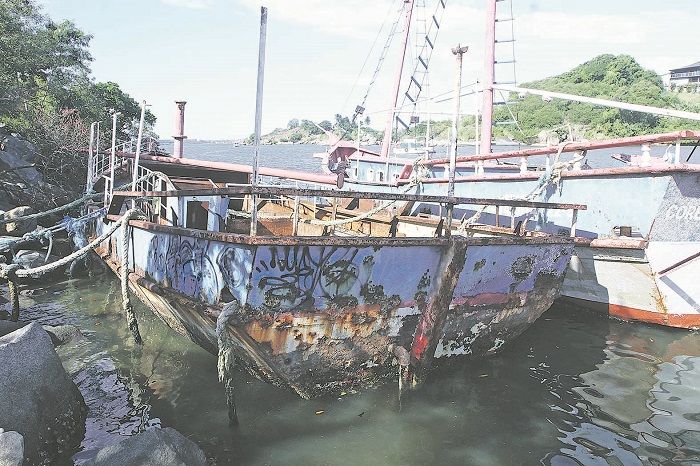 Barcos estão abandonados, enferrujados e chamam a atenção de quem passa pela orla da Praia de Camburi (Foto: Dayana Souza/AT)