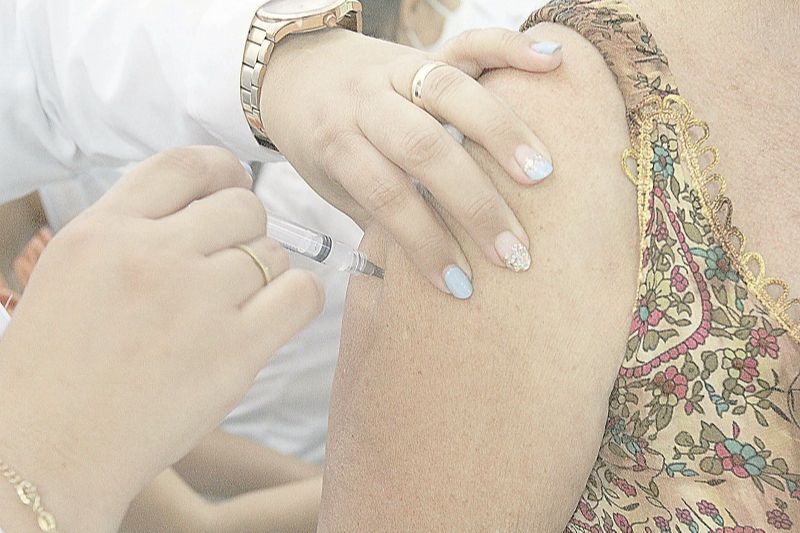 Idosa é vacinada contra o novo coronavírus (Foto: Leone Iglesias - 22/05/2021)