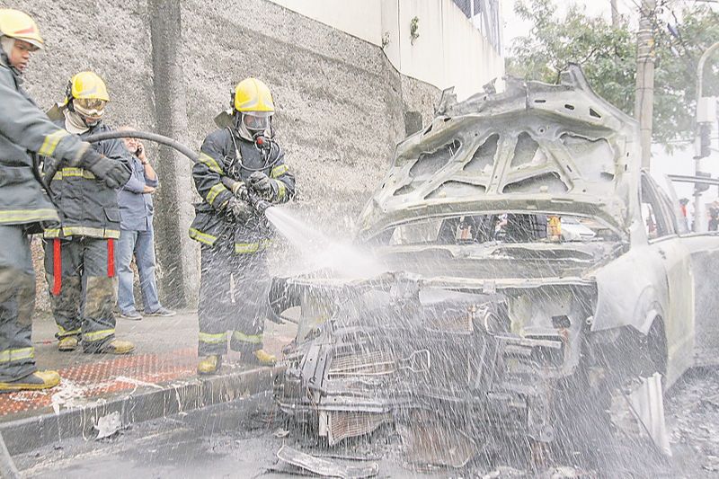 Bombeiros em ação: Estado autoriza concurso dos bombeiros para este ano (Foto: Thiago Coutinho — 03/08/2018)