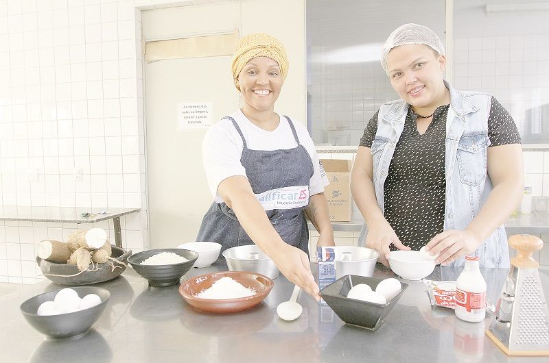 Kenya Cristina com a autônoma Laysa Rossi, do curso de Confeitaria (Foto: Dayana Souza/ AT)