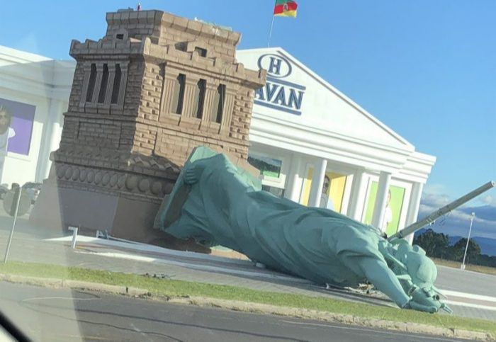 Estátua da Liberdade caiu no Rio Grande do Sul (Foto: Reprodução/Twitter/IvoneMallmann)
