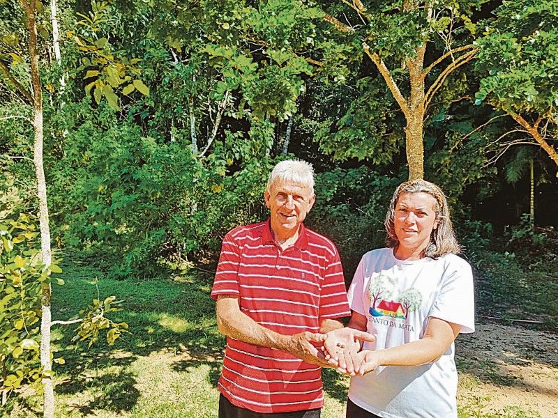 Jaimes Pachoal, de 74 anos, e Rita de Freitas, 45, mostram as pedrinhas que ganharam após a noite misteriosa (Foto: Roberta Bourguinon)