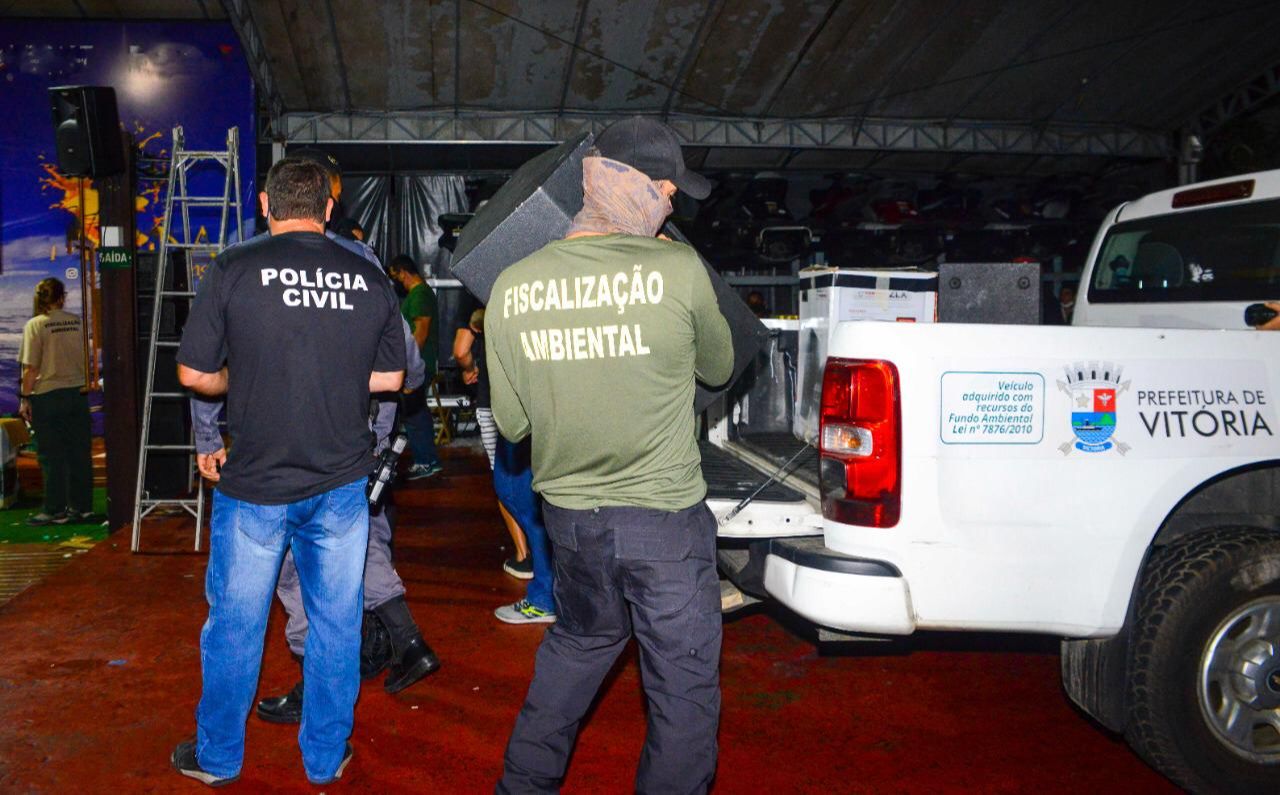 Evento foi encerrado e equipamentos foram apreendidos em evento clandestino em Pontal de Camburi, Vitória. (Foto: Elizabeth Nader / PMV)