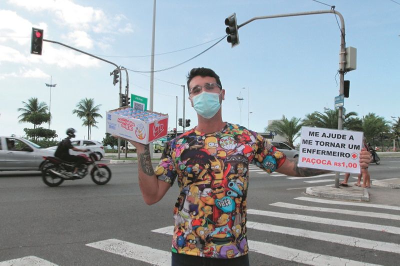 Ex-fisiculturista Wenderson Rodrigues vende doces no semáfro para realizar sonho de fazer faculdade (Foto: Kadidja Fernandes/AT)