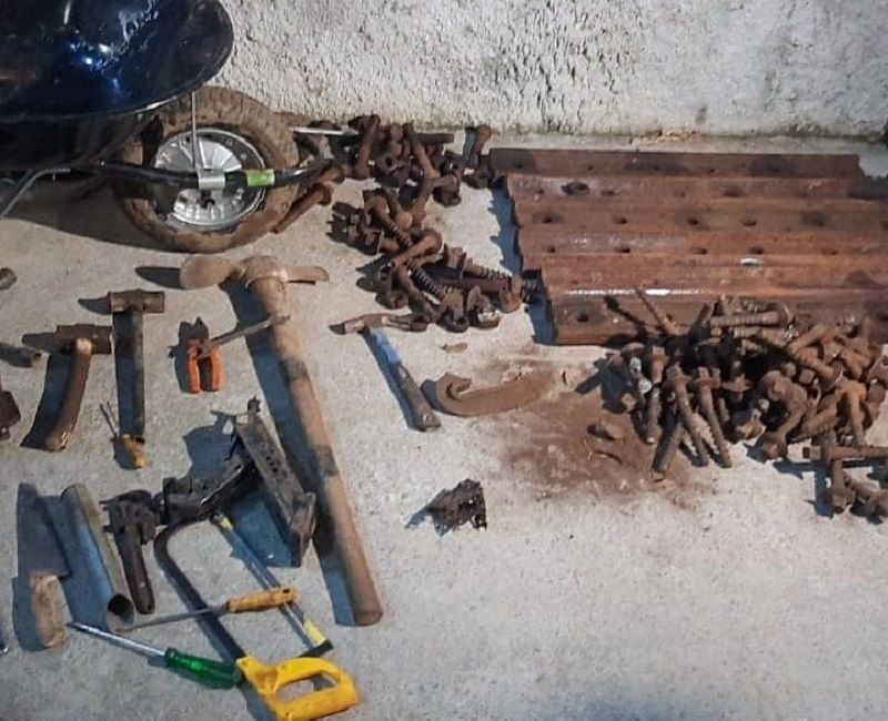Cinco pessoas da mesma família foram presas em flagrante enquanto furtavam trilhos de trem em Peixe Verde, zona rural de Viana (Foto: Divulgação/ PMV)