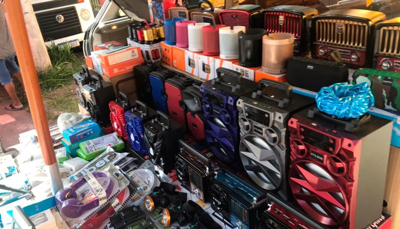 Barraca de equipamentos eletrônicos de Serra Sede (Foto: Manoela Machado / TV Tribuna)