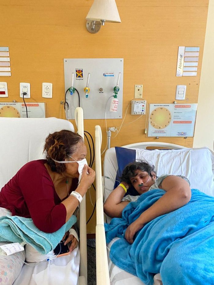 Dora e a filha, Aline, estão no mesmo quarto (Foto: Acervo pessoal)