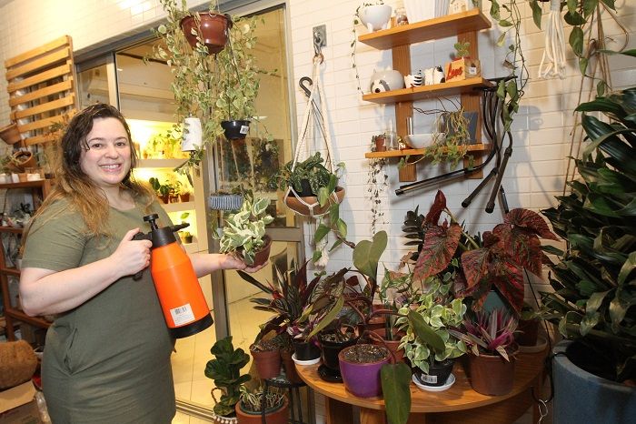 A servidora pública Luciana Faustini começou a cuidar de plantas na pandemia: “É algo muito terapêutico” (Foto: Leone Iglesias/AT)