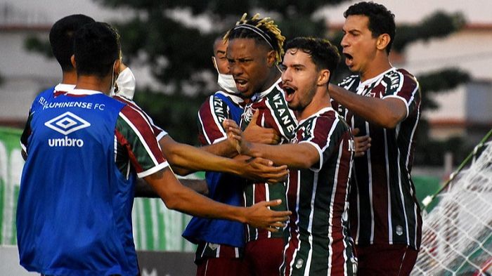 Jogadores comemoram gol que manteve vantagem do tricolor carioca (Foto: MAILSON SANTANA/FLUMINENSE FC)