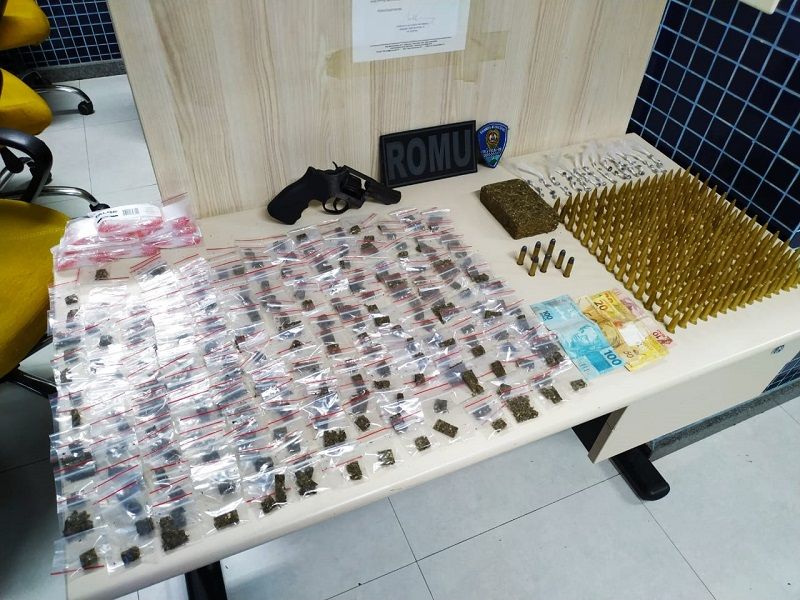 Foragido é preso e arma e drogas são apreendidas em Vila Velha (Foto: )