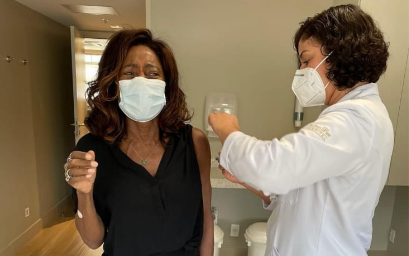 Gloria Maria recebe segunda dose da vacina contra covid-19 (Foto: Reprodução/Instagram)