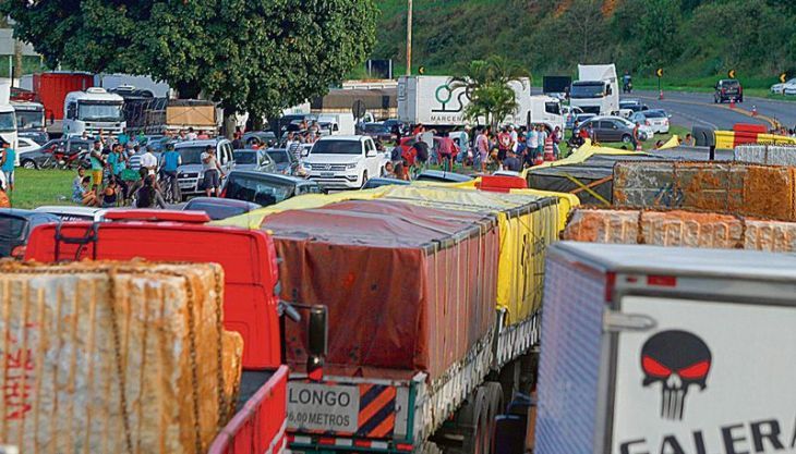 Caminhões parados no Estado na paralisação de 2018. (Foto: Rodrigo Gavini -16/06/2018)