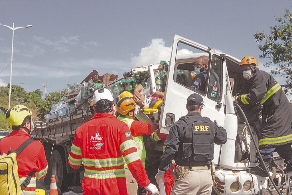 Motorista de caminhão é socorrido após ficar por 1h30 preso às ferragens em acidente na Rodovia do Contorno (Foto: Kadidja Fernandes/ AT)