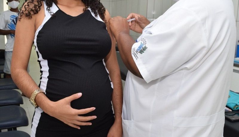 Grávida sendo vacinada em Cachoeiro de Itapemirim (Foto: Divulgação: Márcia Leal /PMCI)