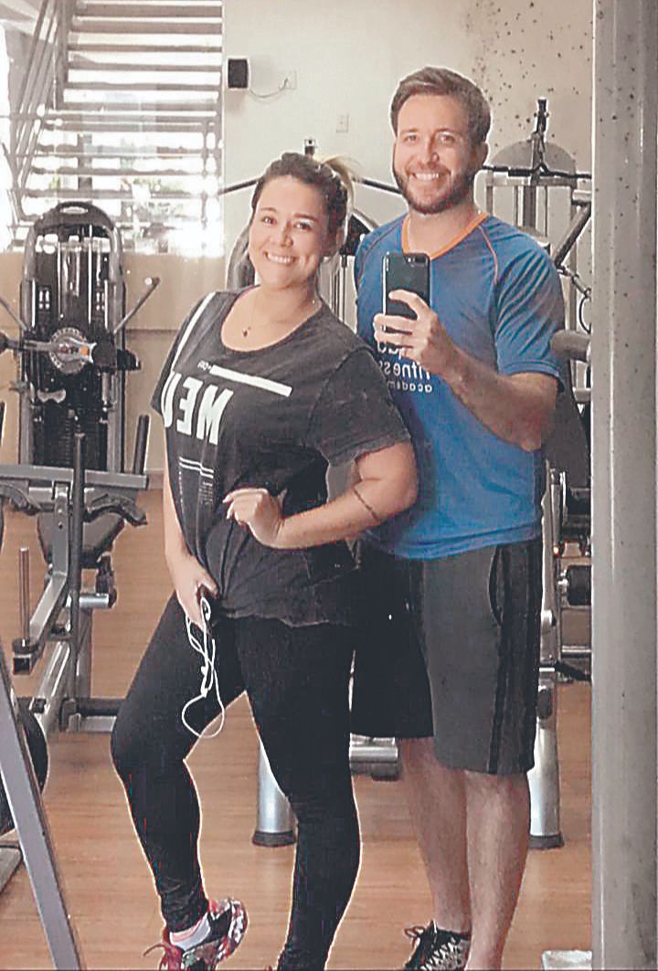 Hemmeli Medeiros se prepara para a prova física do concurso dos Bombeiros com a ajuda do personal trainer Rafael Meneguini (Foto: Acervo pessoal)