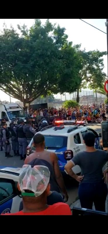 Homem é assassinado em Central Carapina e moradores protestam (Foto: Reprodução/Vídeo)