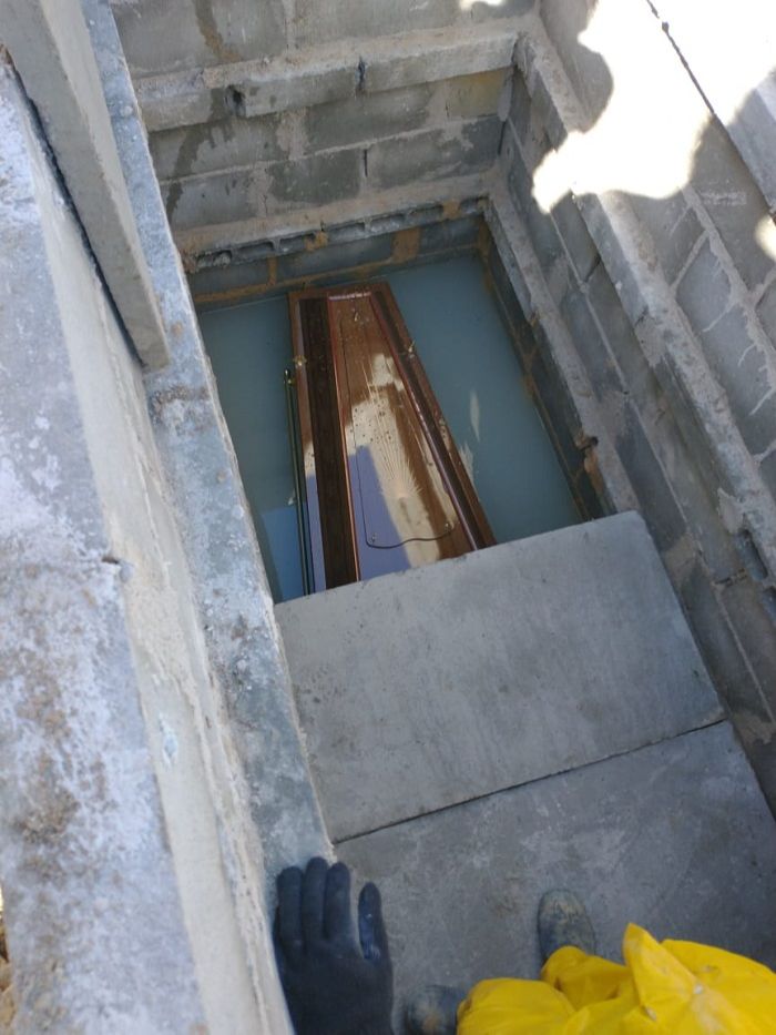 Caixão foi colocado na cova alagada (Foto: Acervo pessoal )
