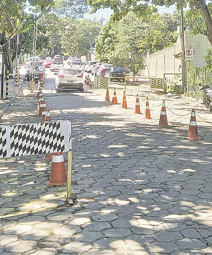 Barreiras e cones instalados na entrada da Ilha do Frade, em Vitória (Foto: João Vicente Pedrosa Moreira)