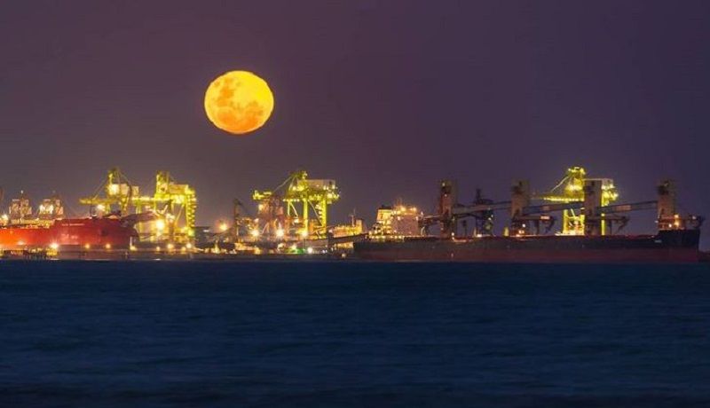 Internautas encantados com o fenômeno saíram às ruas e fizeram diversos registros da superlua (Foto: Christian Diego/ Instagram)