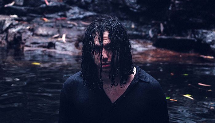 Joaoeascoisasnaoessenciais mistura nuances de valsa e acordes de guitarra no seu novo single, “Oh Mãe” (Foto: Divulgação/André Filipe)