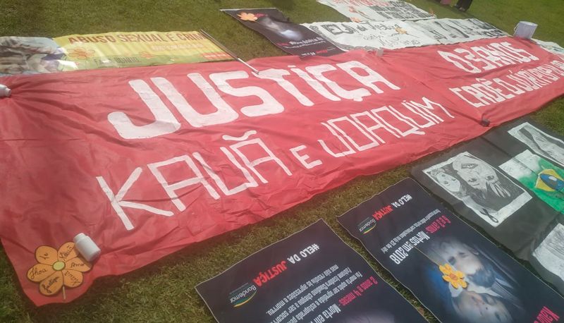 Faixa pedindo justiça por Kauã e Joaquim (Foto: Kananda Natiely / AT)