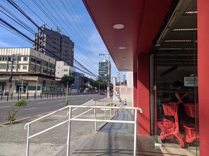 Policiais foram abordados por funcionários após o roubo (Foto: Júlia Afonso)