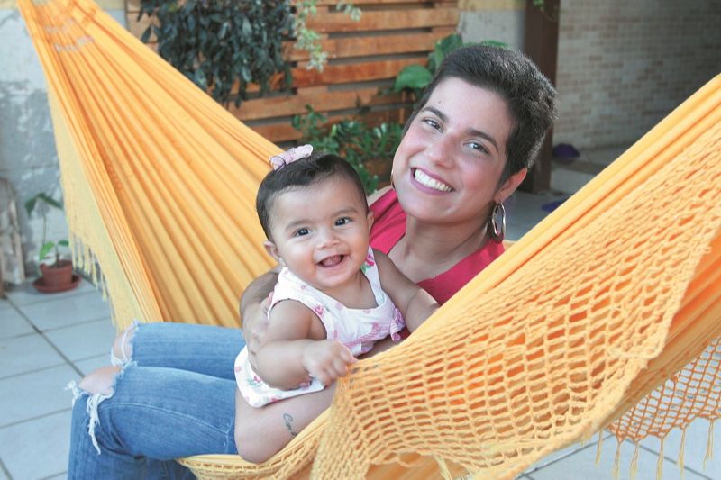 Larissa Belo, de 33 anos, com Laura, de 7 meses. “Meu Dia das Mães será especial e mágico”, disse a geógrafa (Foto: Beto Morais/AT)