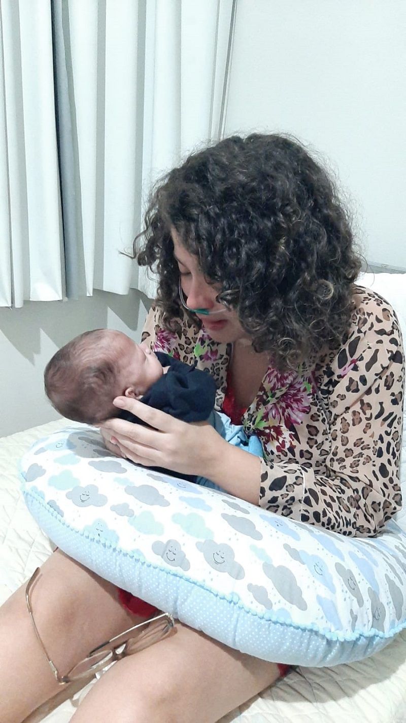 Larissa Maestri encontra o filho, João Miguel, pela primeira vez: choro e emoção (Foto: Elisa Rangel)