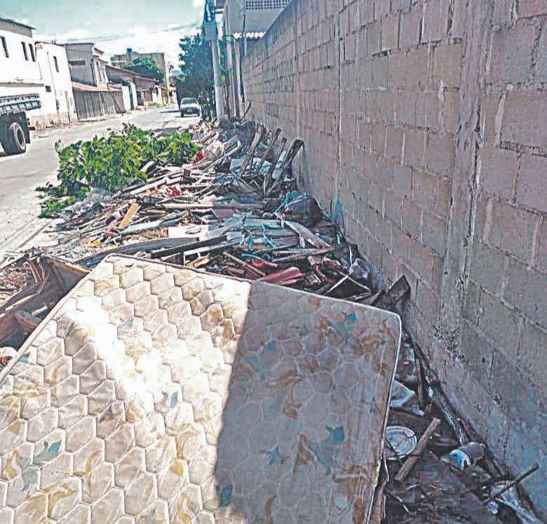 Lixo em Guaranhuns (Foto: Jetson da Silva Oliveira)