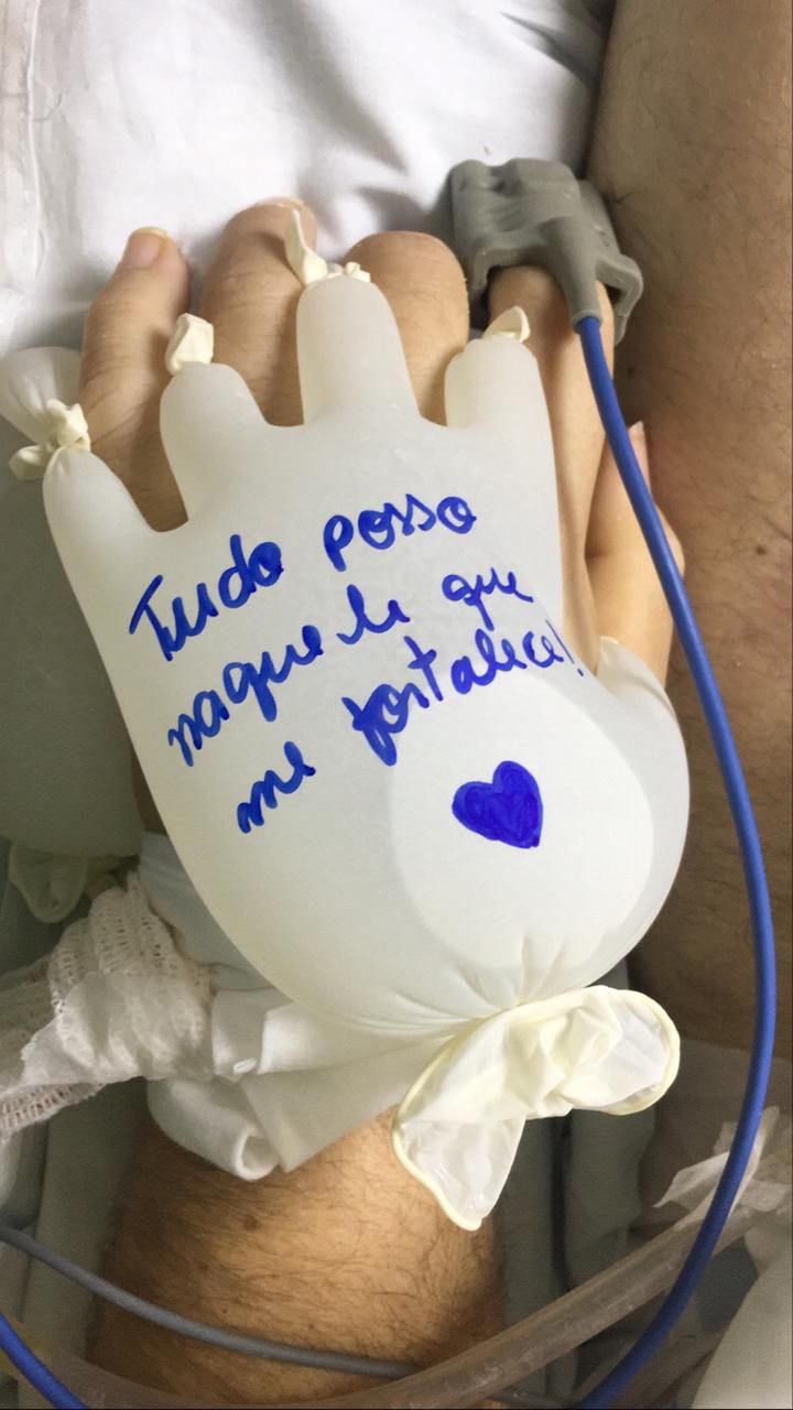 Luvas cirúrgicas cheias de água são colocadas nas mãos de pacientes (Foto: Divulgação)