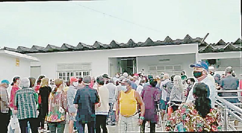 Moradores de bairros de Aracruz dormiram em frente de postos de saúde (Foto: Reprodução de vídeo)