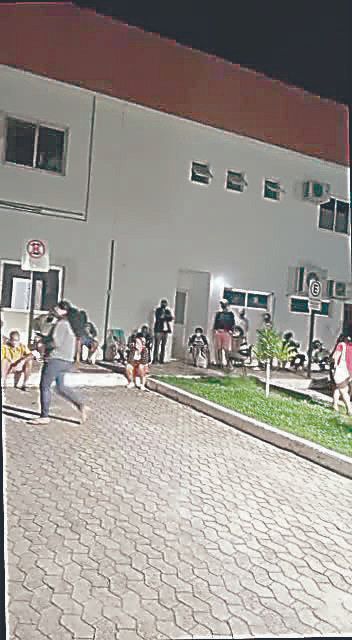 Moradores de bairros de Aracruz dormiram em frente de postos de saúde (Foto: Reprodução vídeos)