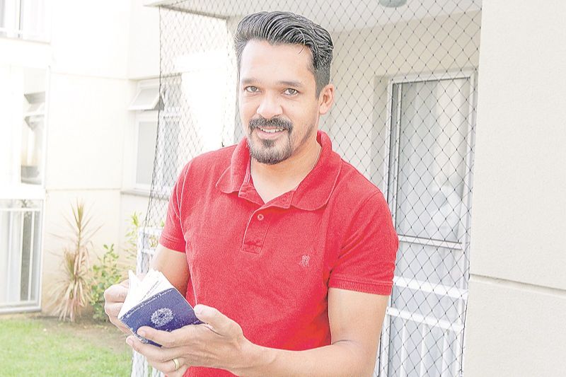 Roberto de Souza diz que não se importa em ter alguns direitos trabalhistas reduzidos, se isso ajudar a diminuir a taxa de desemprego (Foto: Kadidja Fernandes/ AT)