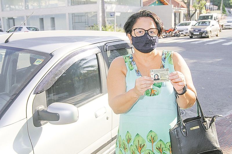 A pedagoga Rosani Moura Veiga, 57 anos, não conseguiu renovar a carteira de habilitação, que venceu em março (Foto: Leone Iglesias/ AT)
