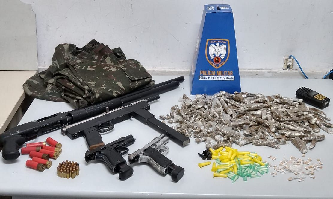 Droga, armas e munições apreendidas com os suspeitos. (Foto: Divulgação)