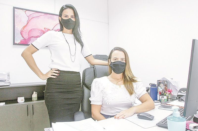 Advogada Rayane e a tabeliã Fabiana: número de testamentos aumentou (Foto: Dayana Souza/ AT)