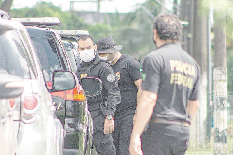 Policiais federais durante operação: salários chegam a R$ 23.000 (Foto: MARX VASCONCELOS/ESTADÃO CONTEÚDO — 10/06/2020)