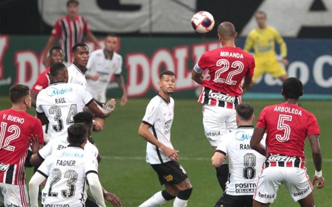 O zagueiro Miranda no clássico entre São Paulo e Corinthians (Foto: Rubens Chiri/ saopaulofc.net/ Divulgação)