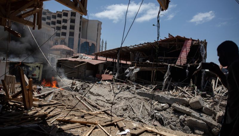 Áreas atingidas após ataque aéreo israelense nas ruas da cidade de Gaza (Foto: Kalil Hamra / AP / Agência Estado)